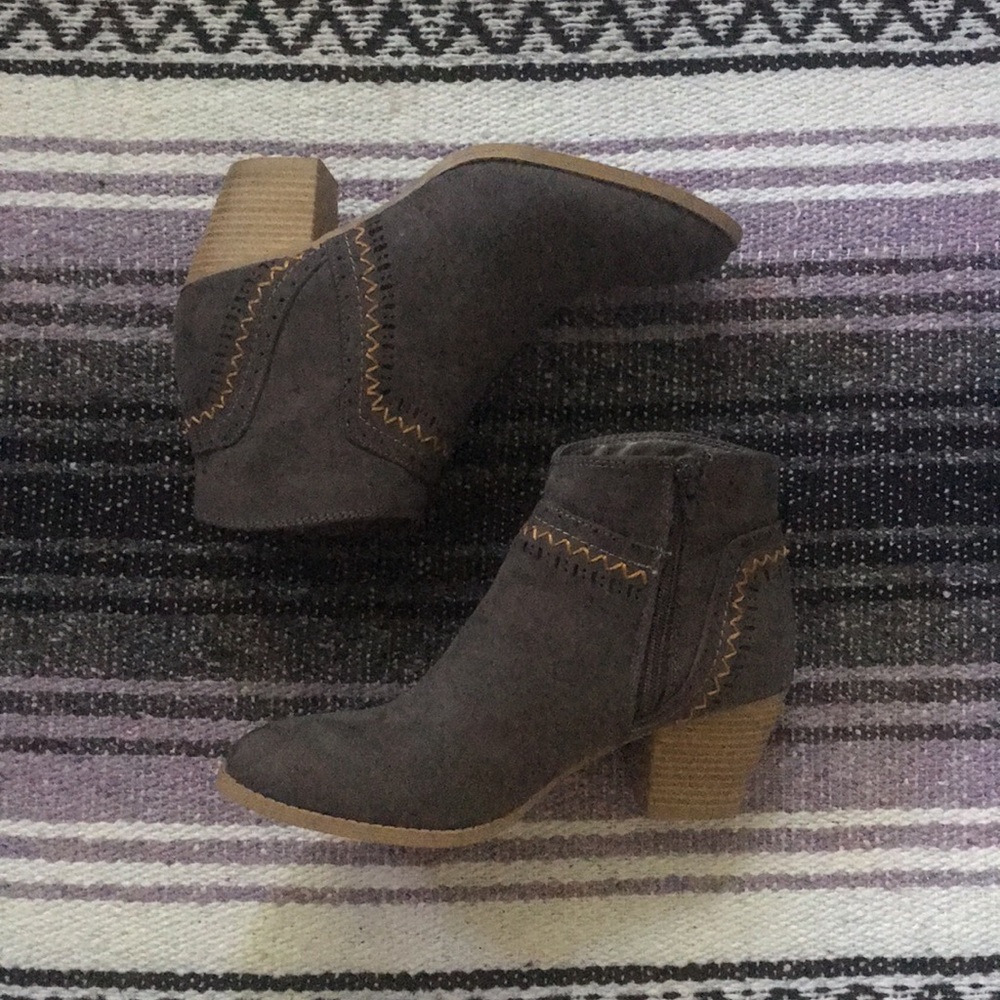 NWT🥑Grey Faux Suede Bootie 🥑